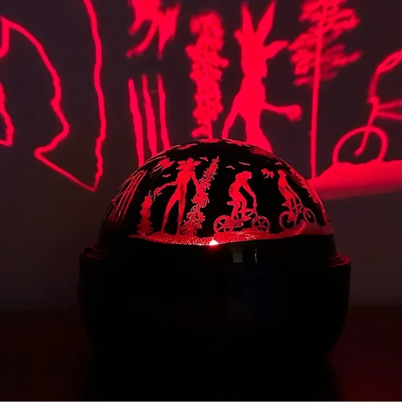 Stranger Things Halloween LED Shadow Lights Spinning Globe - Picture 5 of 9